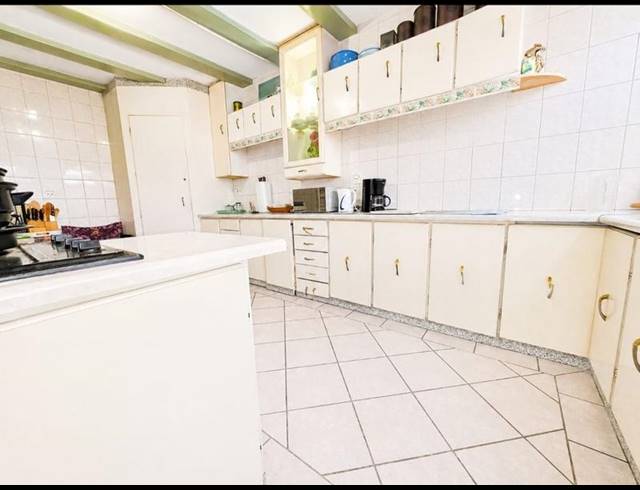 5 BEDROOM HOUSE FOR SALE IN GLENVISTA